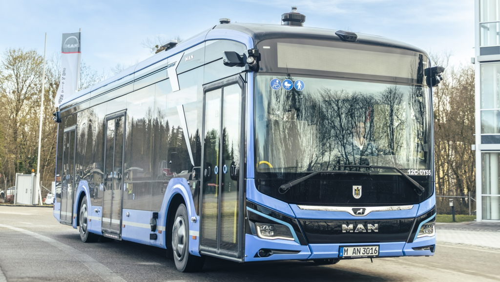 Un importante fabricante alemán prueba el que va a ser su primer autobús eléctrico en cubrir rutas sin necesidad de conductor