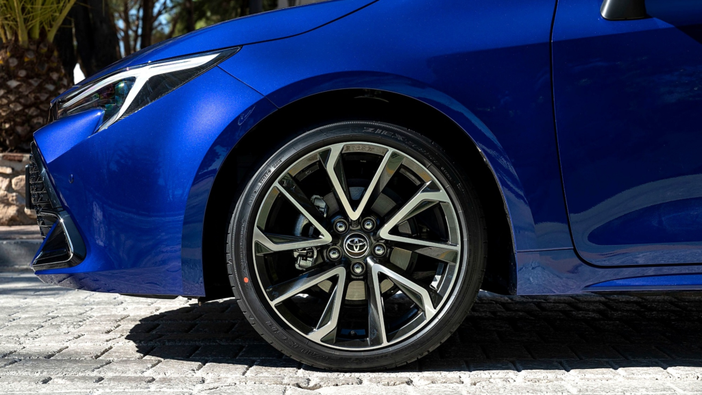 Gasta 4,4 litros, destaca por su fiabilidad y cuesta 25.950 €: el coche híbrido más vendido en España es un viejo conocido