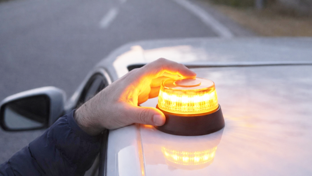 Pese a ser obligatoria y el riesgo de multa, en 8 de cada 10 incidencias en carretera no se hace uso de la baliza V16