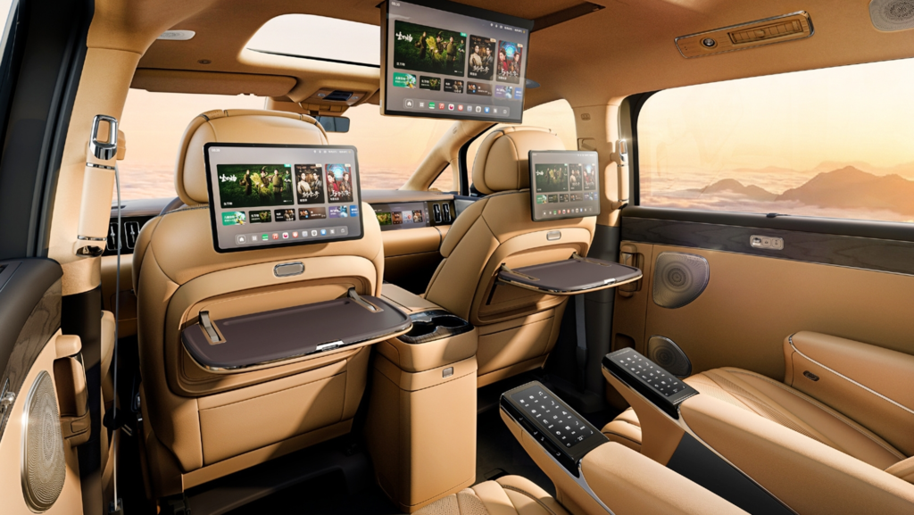 Ni SUV ni berlina: BYD trae a España un monovolumen de lujo extremo, con 1.100 km de autonomía, para destronar a Mercedes