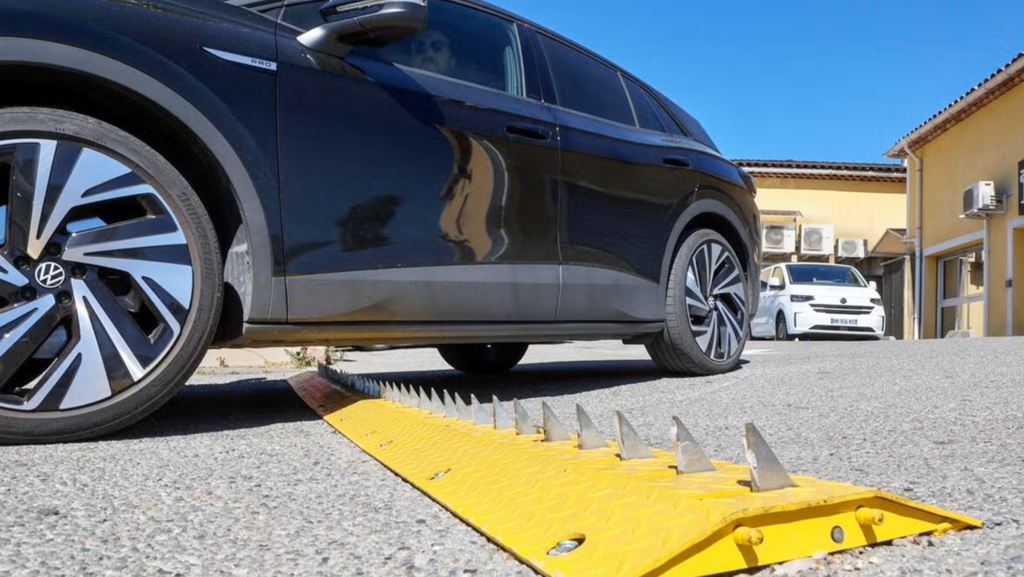 Polémica por una "trampa" para coches: una barrera con pinchos divide las opiniones tras destrozar más de 10 neumáticos