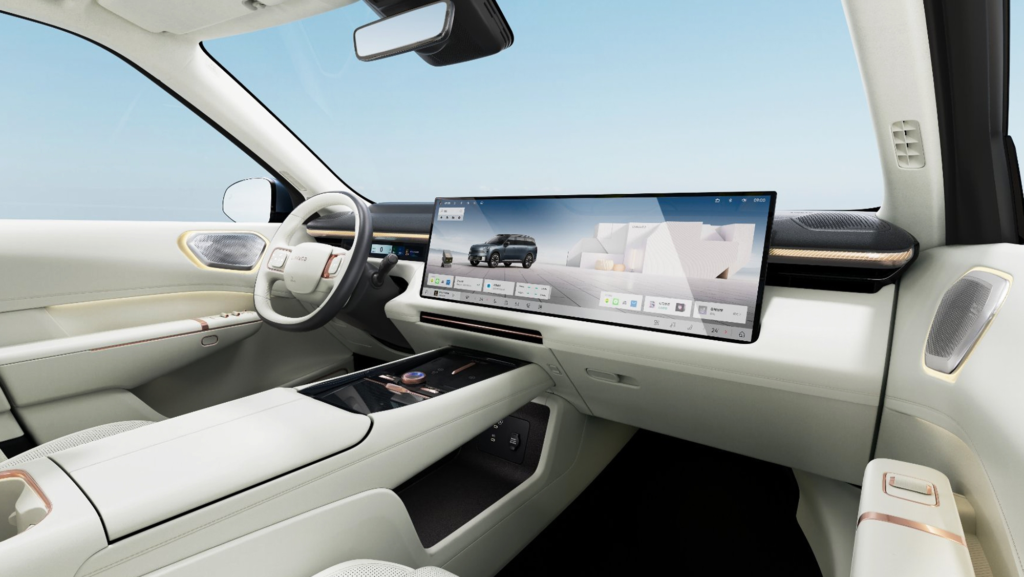 1.030 litros de maletero y 1.363 km de autonomía por 32.000€: la nueva propuesta de los parientes chinos de Volvo