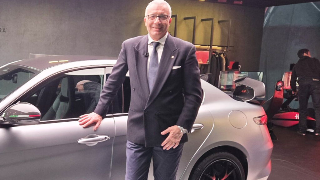 El CEO de Alfa Romeo, Santo Ficili, no se corta y lo deja claro: "el mundo no está preparado" para apostarlo todo al coche eléctrico