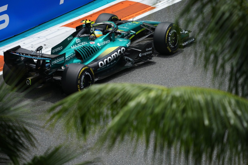 Pérez se rinde al cerebro de Alonso: “Cuando se aleja… sabes que trama algo” #F1 #FVDigital