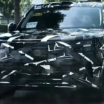 Tras vender 80.000 coches en 48 días, el nuevo SUV híbrido de 1.500 km de autonomía de Xiaomi se ha dejado ver
