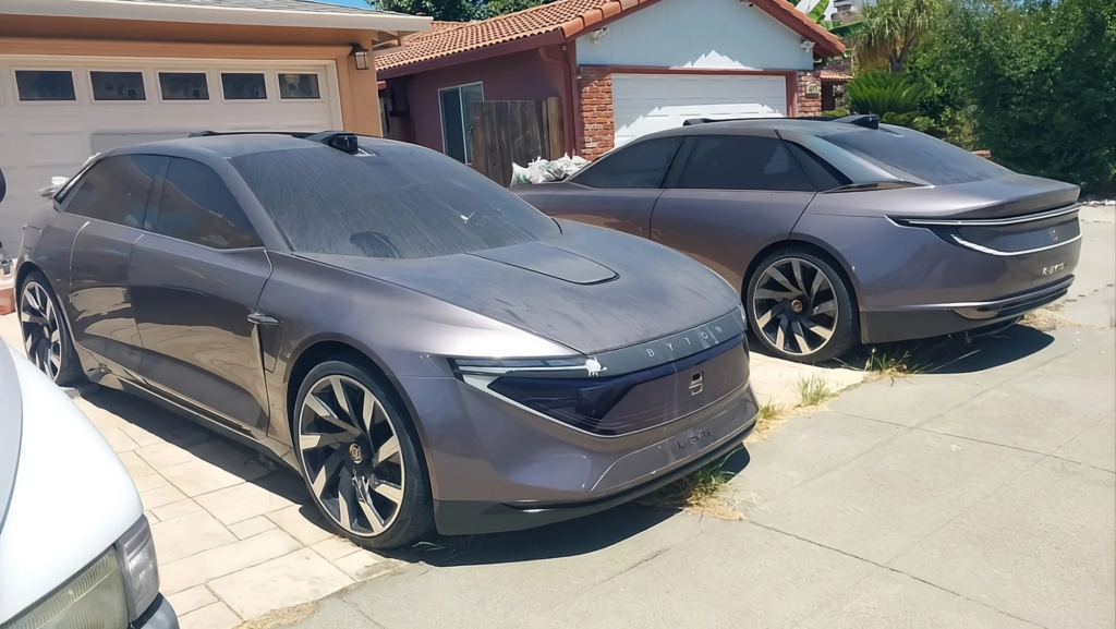 Aparecen abandonados los prototipos del coche eléctrico chino que nunca llegó a venderse tras más de 1.000.000.000 € de inversión