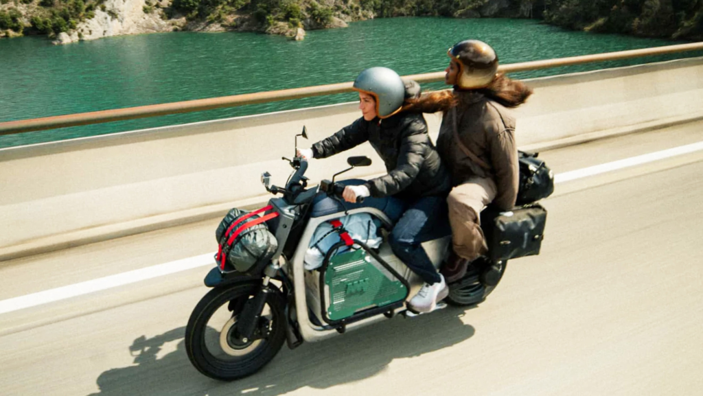 Con 120 litros de carga, esta práctica moto con doble batería extraíble arriesga con un concepto de movilidad distinto