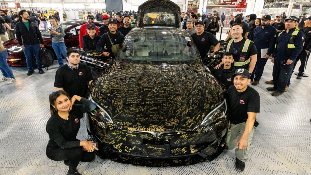 El fin de una era: tras más de 10 años de vida, Tesla despide a sus dos primeros (y mejores) coches eléctricos