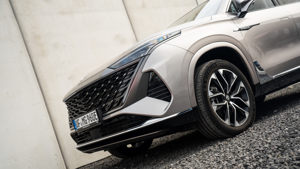El nuevo SUV de MG tiene más de 1.000 km de autonomía y 300 CV, es más grande que un EBRO s900, pero es 7.500 € más barato