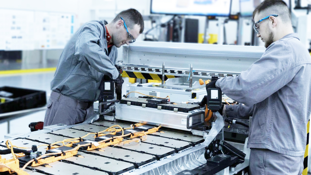 Europa quiere frenarlo pero el mayor fabricante de baterías del mundo ha instalado su segunda planta y suministra a BMW, Tesla, Mercedes y VW