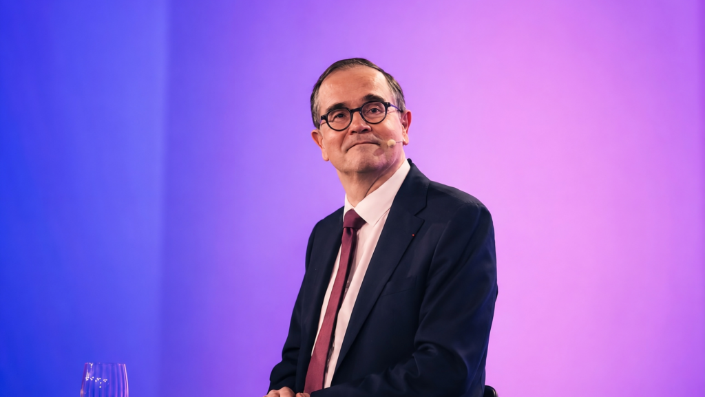 El CEO de Renault Group reta a los fabricantes chinos: "En Europa podemos fabricar coches eléctricos tan competitivos como cualquiera"