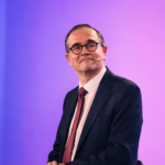 El CEO de Renault Group reta a los fabricantes chinos: "En Europa podemos fabricar coches eléctricos tan competitivos como cualquiera"