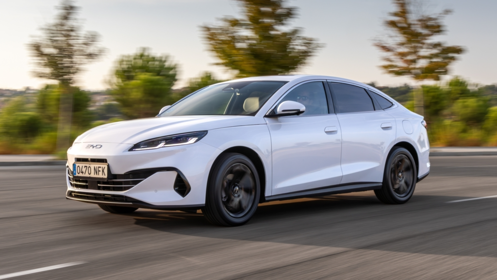 Esta berlina híbrida de BYD tiene la etiqueta CERO, más de 1.500 km de autonomía, 500 litros de maletero y cuesta 37.000 €