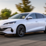 Esta berlina híbrida de BYD tiene la etiqueta CERO, más de 1.500 km de autonomía, 500 litros de maletero y cuesta 37.000 €