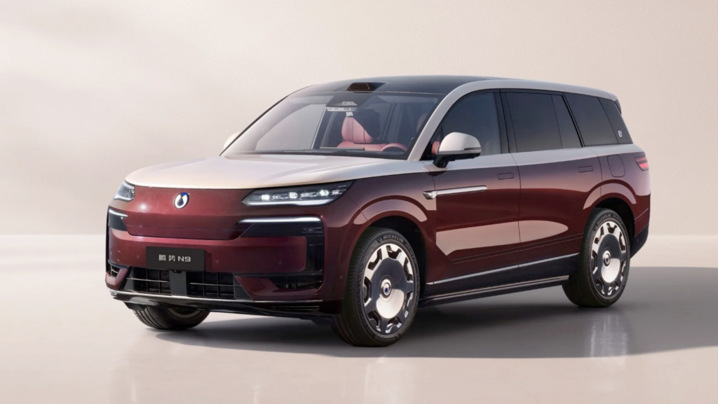 BYD ya tiene con qué plantar cara a BMW, Mercedes y Audi: se llama N9, tiene 912 CV, 1.520 km de autonomía y cuesta 51.723 €