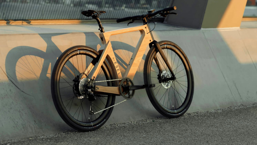 Ni fibra de carbono ni aluminio: esta marca austríaca fabrica el 100% del cuadro de sus bicicletas eléctricas con madera