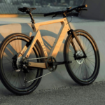 Ni fibra de carbono ni aluminio: esta marca austríaca fabrica el 100% del cuadro de sus bicicletas eléctricas con madera