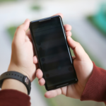 La Comisión prepara una cartera digital para llevar el carné de conducir en el móvil que sustituirá en Europa a la documentación física