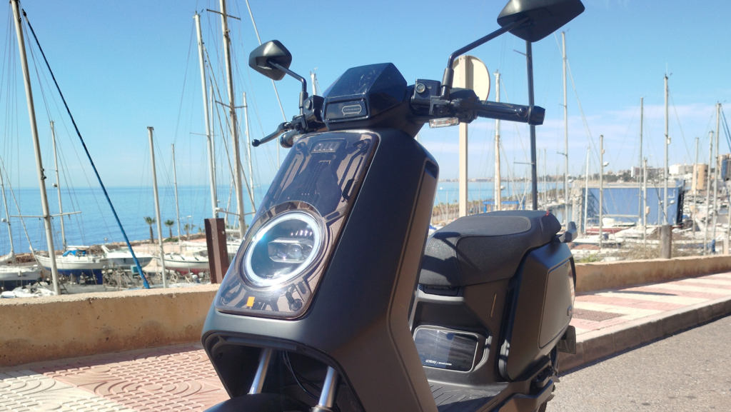 He probado el scooter NIU NQiX 500: una moto que sorprende por diseño y agilidad, así como por una autonomía y precio ajustados para convencer