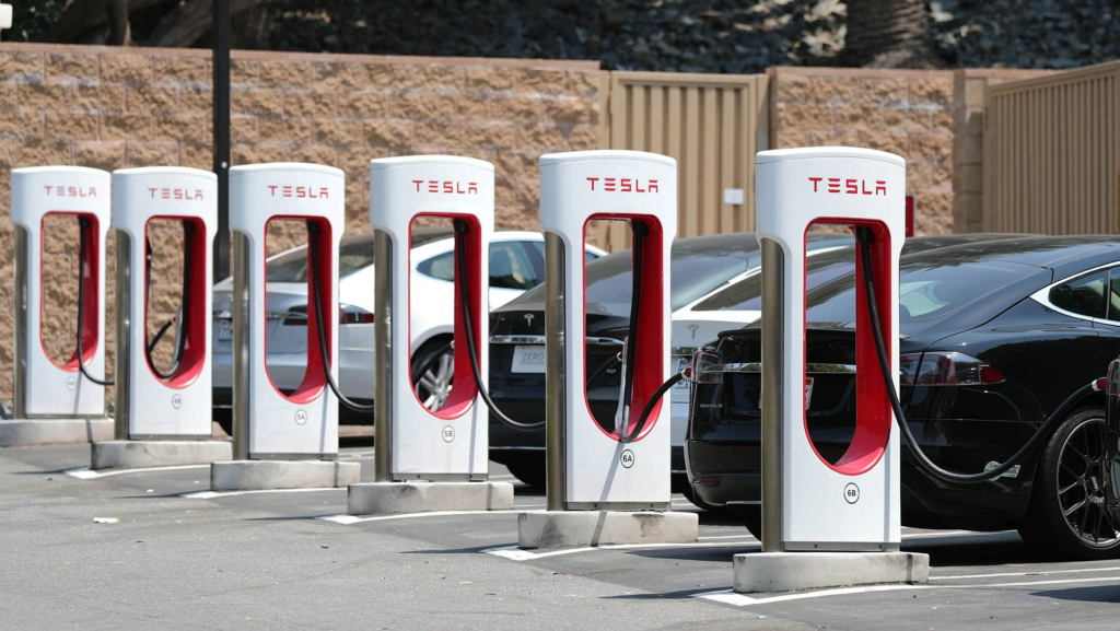 Tesla quiere acabar con las colas para cargar: así predice la espera en los Supercharger