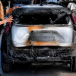 La batería de un coche eléctrico quemado sobrevive al incendio y sorprende a los especialistas de un desguace español