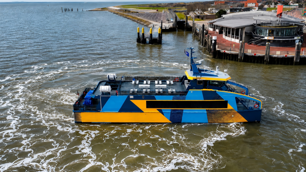 El revolucionario plan para mover un ferry de 150 pasajeros y 32,3 metros de largo con la energía de 160 coches eléctricos aparcados