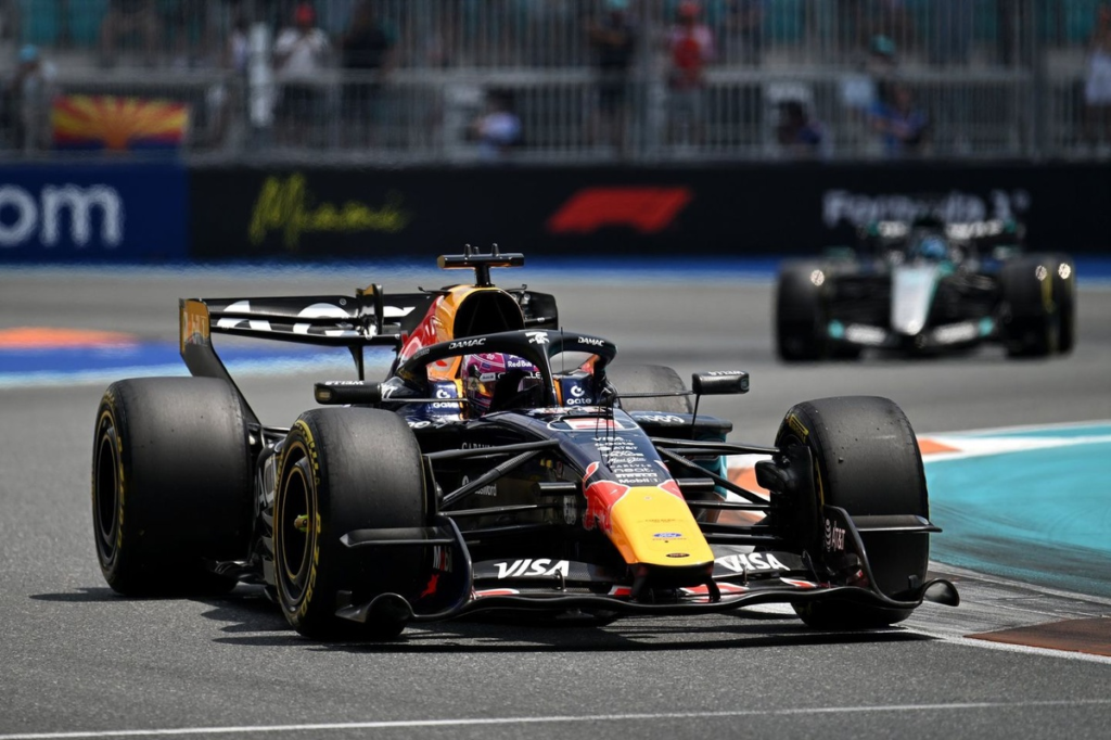 Verstappen ya no es “un mero pasajero” y elogia a Red Bull tras conseguir la primera fila en Miami #F1 #FVDigital