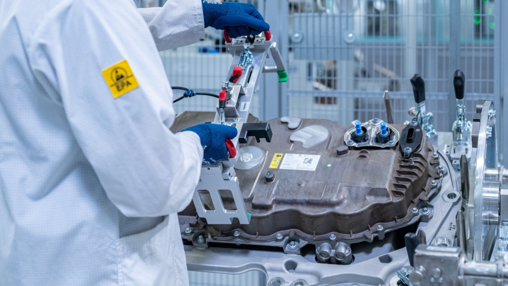 BMW prepara el desembarco (otra vez) del hidrógeno: el cerebro del BMW iX5 Hydrogen entra en fase de producción preserie