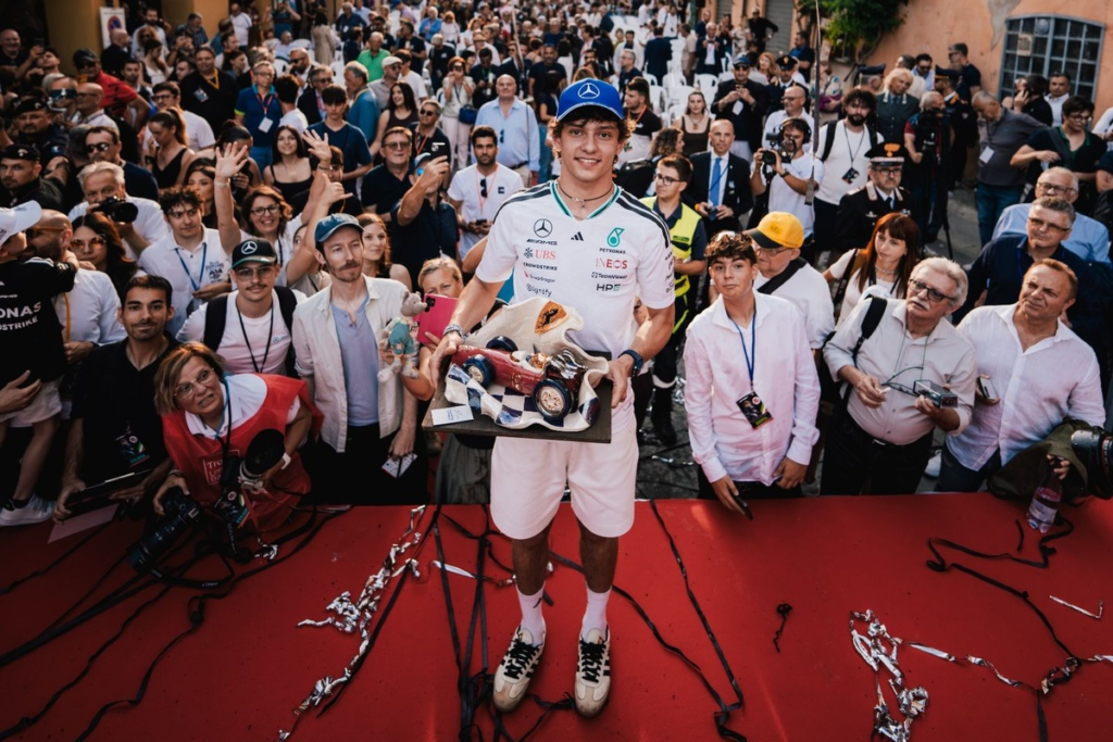 Antonelli recibe el Trofeo Lorenzo Bandini y desmiente los rumores sobre Ferrari #F1 #FVDigital