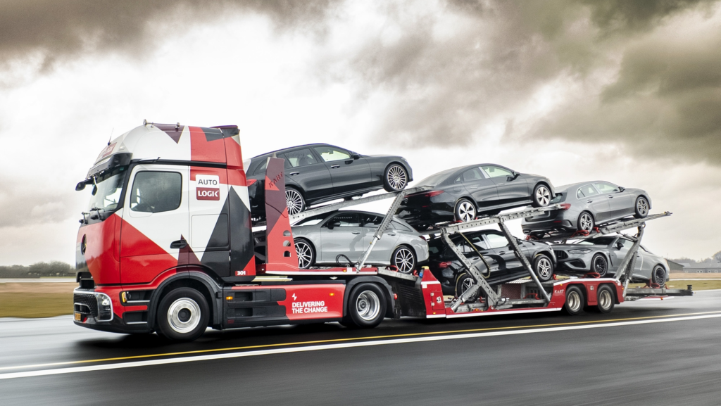 Hasta 1.000 km al día sin usar diésel: el primer camión eléctrico portacoches de Europa ya transporta 6 coches sobre sí