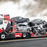 Hasta 1.000 km al día sin usar diésel: el primer camión eléctrico portacoches de Europa ya transporta 6 coches sobre sí