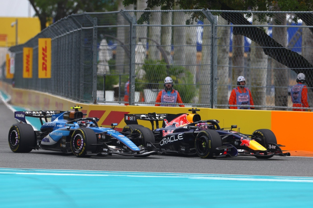 Sainz celebra los puntos y critica a Verstappen por la vuelta 1: “Fue borderline” #F1 #FVDigital