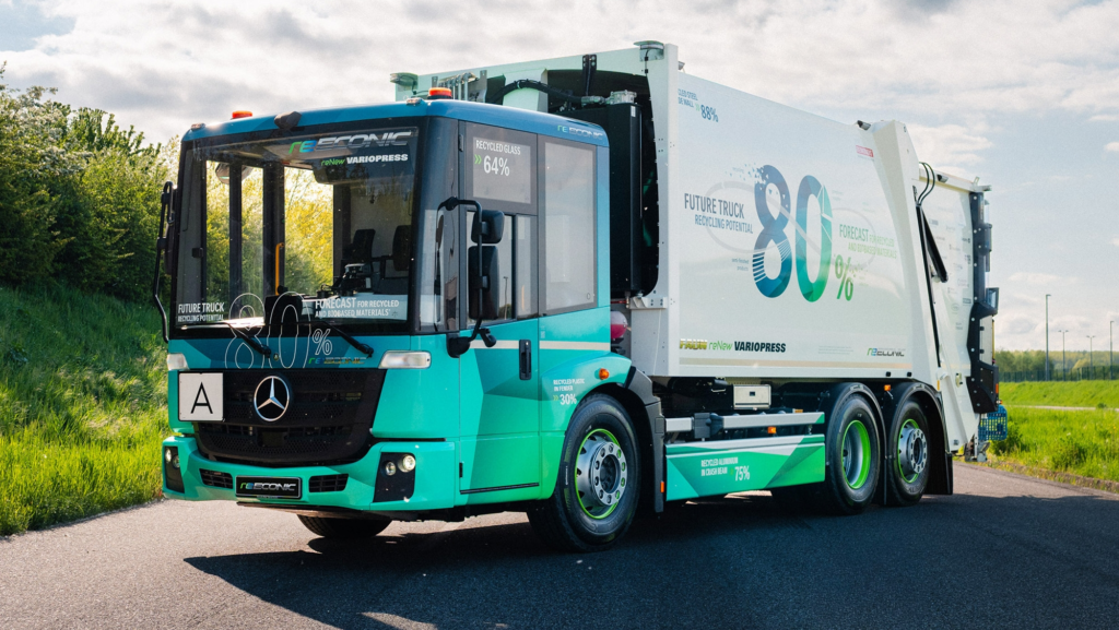 Mercedes baja un 41% las emisiones de CO2 con el primer camión eléctrico de basuras fabricado 'con basura'