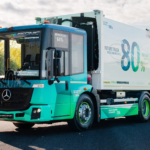 Mercedes baja un 41% las emisiones de CO2 con el primer camión eléctrico de basuras fabricado 'con basura'