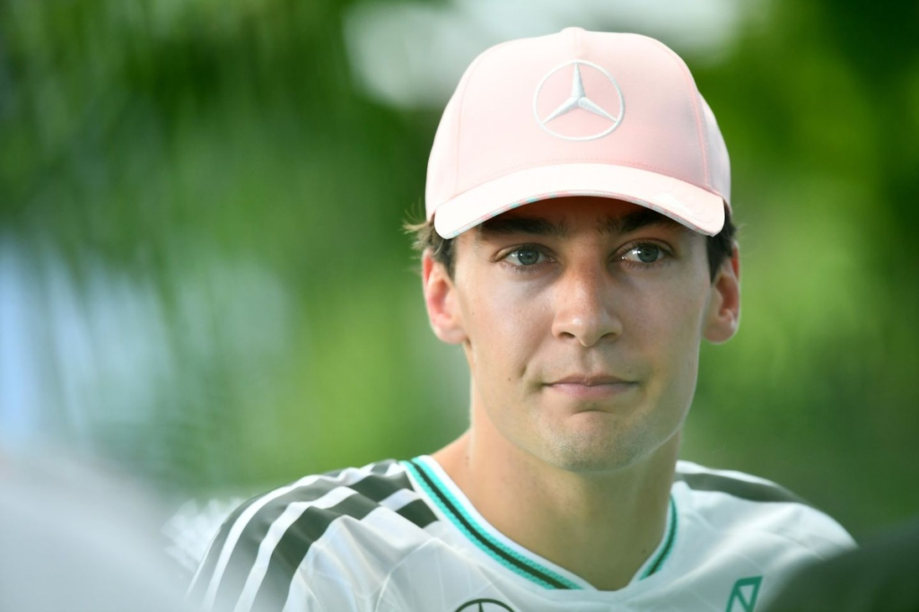 Russell sufre mientras Antonelli vuela… pero avisa: “No he olvidado pilotar” #F1 #FVDigital