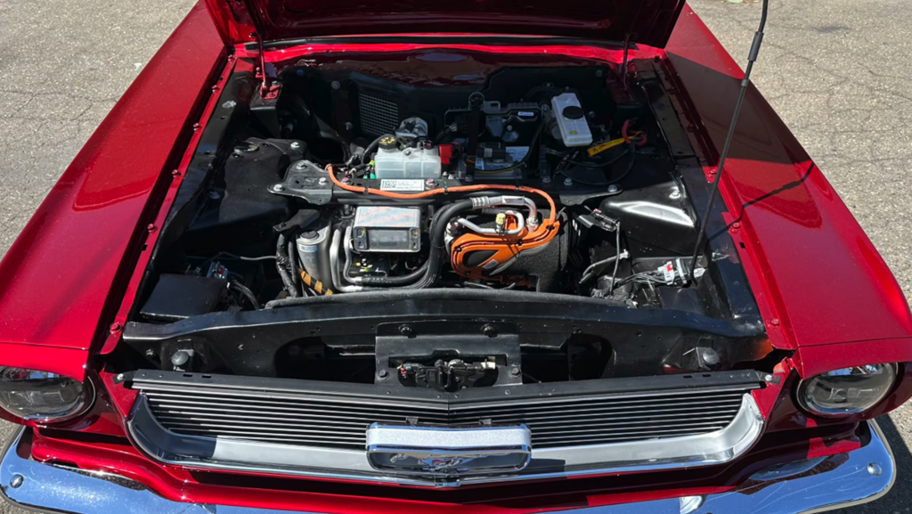 Así es como un Ford Mustang de 1966 se ha convertido en coche eléctrico de 400 CV con motor Tesla y conducción autónoma