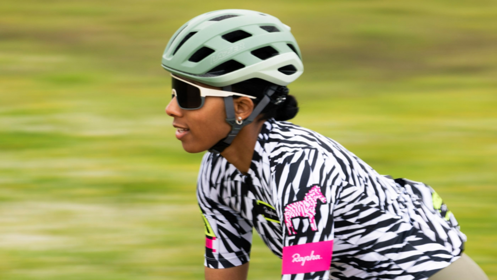 El casco de bicicleta que sirve tanto para rodar por carretera como por pistas interminables, ha llegado