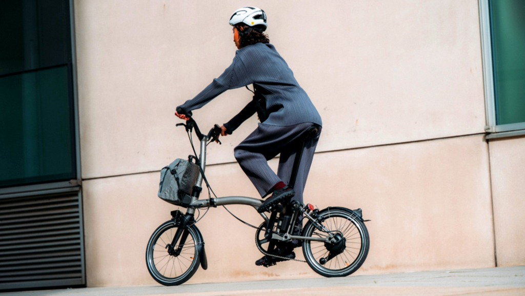 La bicicleta eléctrica plegable más famosa del mundo es inglesa, y ha conseguido un prestigioso galardón…¡alemán!