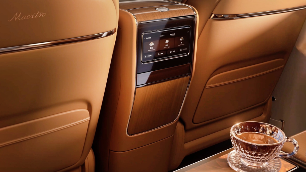 Hacerte un café y viajar 1.200 km sin parar: la 'Rolls-Royce' china de Huawei sube el nivel con su primer monovolumen de lujo talla XXL