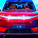 BYD da el golpe: con 950 km de autonomía, ya acumula más de 100.000 ventas de su SUV eléctrico de récord