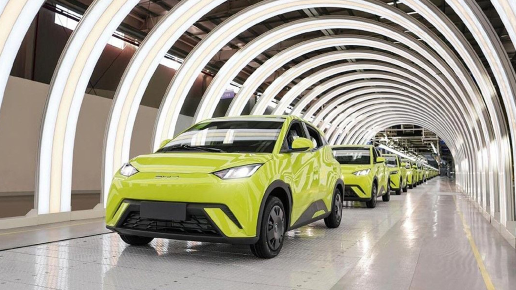 China sigue 'derrumbando' los precios de sus coches eléctricos que caen casi un 10% en sólo un año