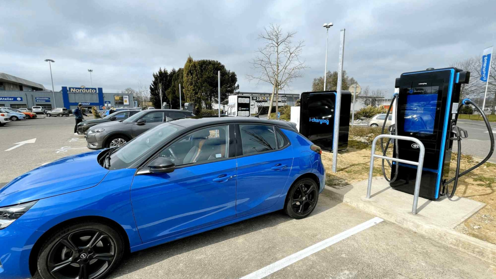 i-charging revoluciona la recarga eléctrica con un cargador compacto de 500 kW compatible con todos los estándares