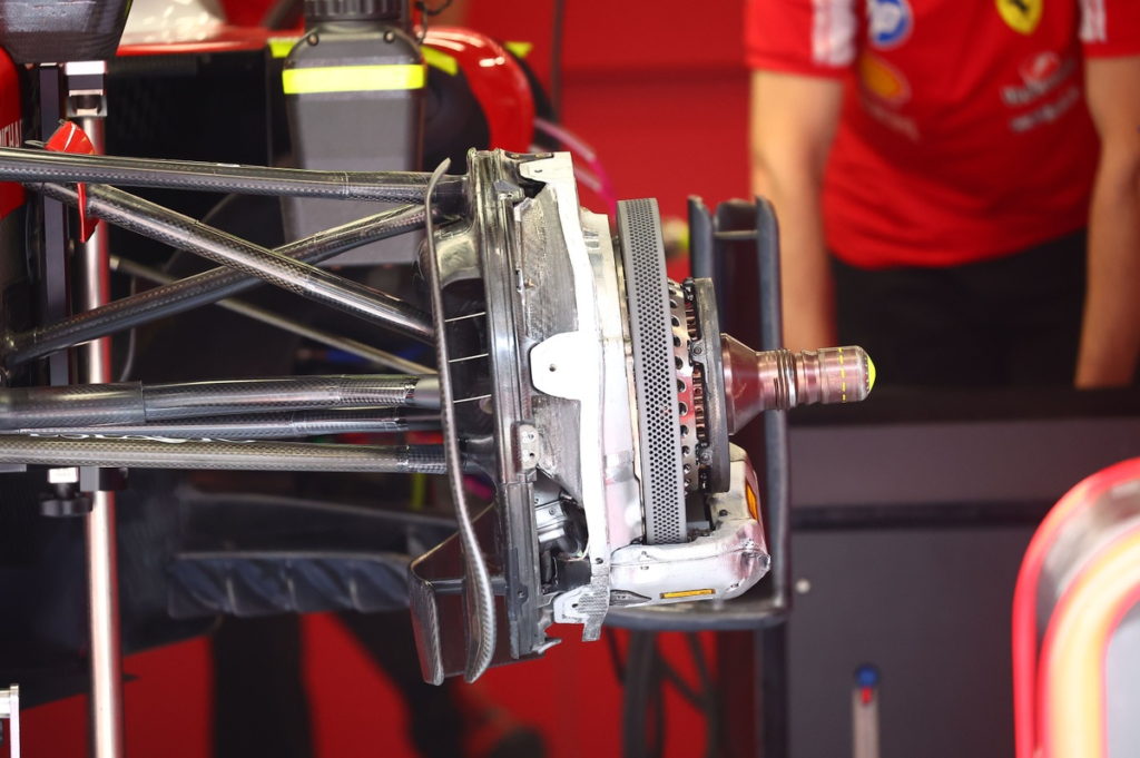 Ferrari cambia los frenos de Leclerc, pero el problema va mucho más allá #F1 #FVDigital