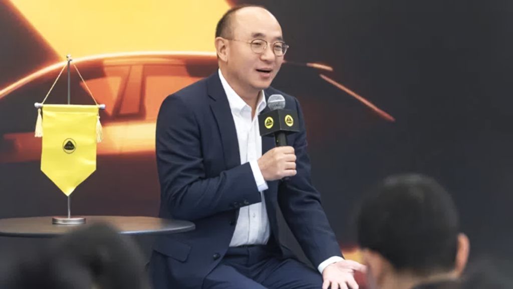 El CEO de Lotus, Feng Qingfeng, confirma la 'marcha atrás' de la plena electrificación porque quieren vender 150.000 coches