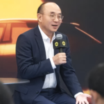 El CEO de Lotus, Feng Qingfeng, confirma la 'marcha atrás' de la plena electrificación porque quieren vender 150.000 coches