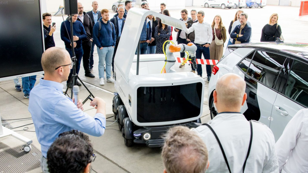 Volkswagen presenta un cargador móvil para coches eléctricos al más puro estilo 'Power Bank' con ruedas