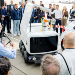 Volkswagen presenta un cargador móvil para coches eléctricos al más puro estilo 'Power Bank' con ruedas