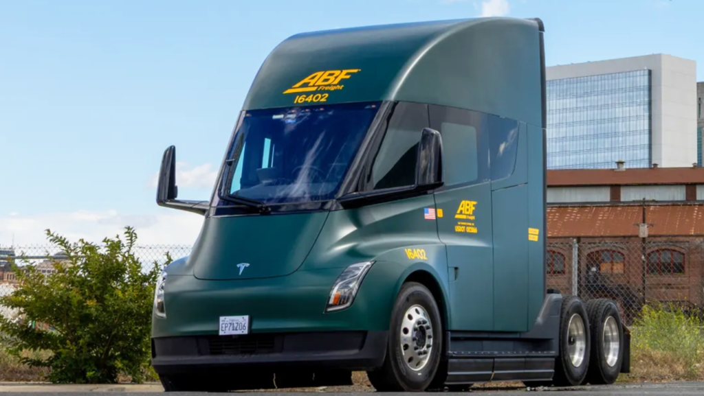 Tras demostrar una eficiencia y ahorro superiores a los camiones diésel, esta empresa ha comprado dos Tesla Semi