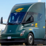 Tras demostrar una eficiencia y ahorro superiores a los camiones diésel, esta empresa ha comprado dos Tesla Semi