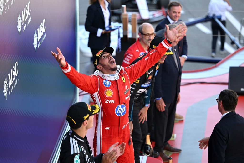 Sainz explica el renacer de Hamilton y se reivindica: “Puedes parecer manco o Dios” #F1 #FVDigital